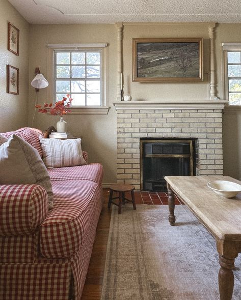 October light and cozy additions making it feel like fall despite the hot temps we’re still having. 🍂 I not only love that this new rug from @yoolynrugs_official is beautiful and cozy but it’s also machine washable which is a total game changer. Thinking I should have done this a long time ago! 😍 Gingham Couch Living Room, Gingham Couch, Life In The Countryside, Vista House, Minimalist Farmhouse, Flat Decor, Couch Living Room, Cottage Style Home, Brown House