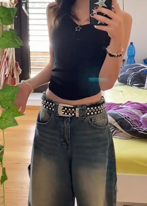 Baggy Jeans With Belt Y2k, Baggy Jeans Outfit Y2k Grunge, Baggy Jeans Girl, Star Aesthetic Outfit, Baggy Jeans Tight Top, Baggy Pants Small Top, Tight Top Baggy Pants Outfit, Grunge Baggy Outfits, Baggy Outfits Girl