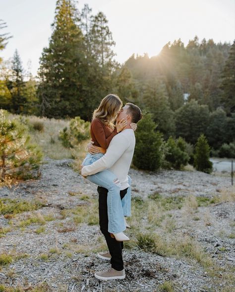 Fall Picnic Couple Photoshoot, Couples Professional Photoshoot, Couple Outfit Ideas For Pictures, Instagram Couple Pictures, Cute Fall Pictures For Couples, Apartment Thanksgiving, Table Settings Simple, Setting Thanksgiving Table, Table Decorations Thanksgiving