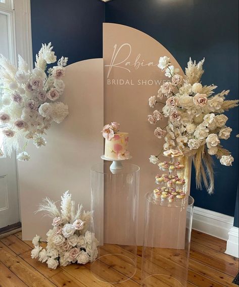 Modern Bridal Shower Decor, Chiara Backdrop With Flowers, Bridal Shower Backdrops, Bridal Shower Background, Shower Decorations Wedding, Cake Backdrops, First Communion Decorations, Wedding Background Decoration, Bridal Shower Backdrop