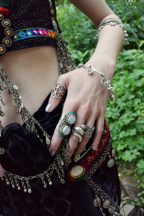 Accessories Quotes, Hands With Rings, Mundo Hippie, Hippie Fits, Looks Hip Hop, Moda Hippie, Hippie Aesthetic, Grunge Jewelry, Mode Grunge