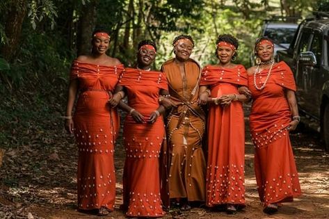 Ruracio Outfits For Couples Kikuyu, Kenyan Wedding Dress Brides, Kenyan Dress, Ruracio Dresses, African Photoshoot, African Wear Designs, Kenyan Wedding, African Couple, African Traditional Wedding Dress