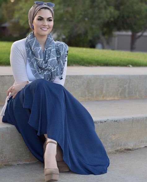 Pinterest @adarkurdish Conservative Jewish Fashion, Jewish Modest Outfits, Jewish Modest Fashion, Modest High Fashion, Christian Head Covering Style, Jewish Outfit, Tichel Fashion, Hijabi Doctor, Classic Dress Elegant