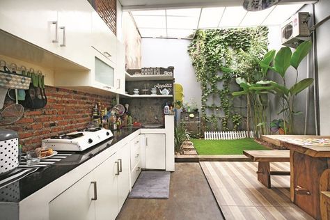 10 Inspirasi Desain Dapur Outdoor yang Bikin Masak jadi Semangat , Salah satu caranya adalah mendesain dapur dekat dengan alam, alias dapur outdoor.Dapur yang letakkan berada di luar bagian rumah , https://www.dailysia.com/10-inspirasi-desain-dapur-outdoor-yang-bikin-nuansa-berbeda/ Small Scandinavian Kitchen, Dirty Kitchen Design, Model Dapur, Scandinavian Kitchen Design, Minimalist Kitchen Design, Patio Interior, Kitchen Inspiration Design, Outdoor Kitchen Design, Home Design Decor