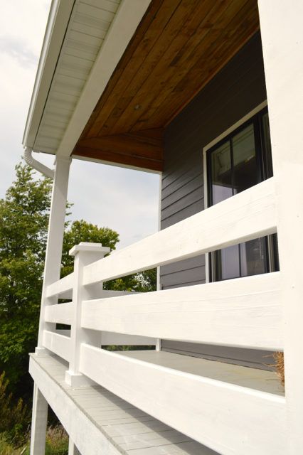 Porch railings in white - NewlyWoodwards Decorative Porch Railing, Horizontal Porch Railing, Stained Decks, Wood Porch Railings, Farmhouse Fence, Veranda Railing, Beach House Porch, Porch Rails, Exterior Railings