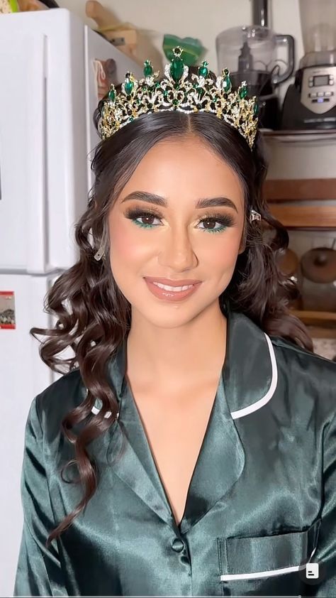 Green Makeup For Quince, Quince Makeup Green Dress, Quince Make Up Emerald Green, Emerald Green Quince Make Up, 15 Makeup Looks Emerald Green, Hair For 15 Hairstyles, Green Quince Makeup Natural, Quince Makeup Looks Emerald Green, Enchanted Forest Quince Makeup