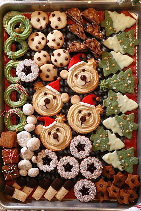 Create 10 different kinds of festive Christmas cookies from just one dough! Share the joy of the holiday season with these delicious cookies. Festive Christmas Cookies, Gingerbread Cookie Dough, Gingerbread Dough, Christmas Cookie Box, Mini Chocolate Chip Cookies, Wreath Cookies, Shortbread Bars, Snowball Cookies, Cookie Videos