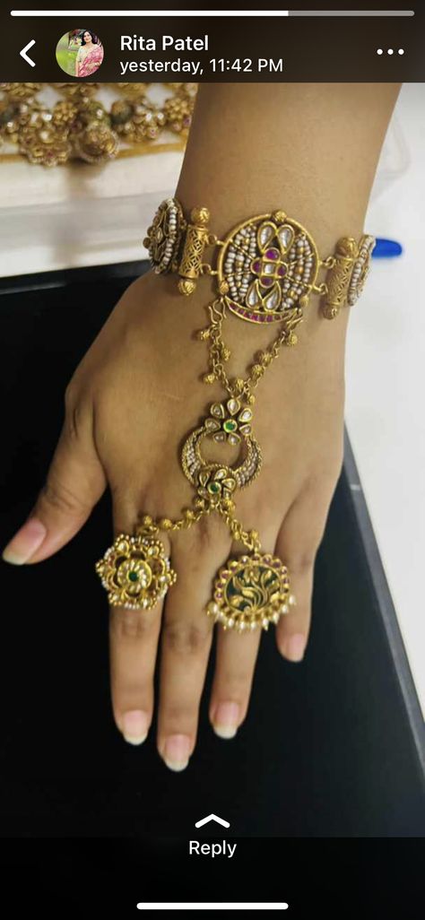 Hathphool Design, Gold Hathphool, Camera Necklace, Tikka Jewelry, Rajputi Jewellery, Gold Jhumka, Hand Chain Jewelry, Gold Jhumka Earrings, Kundan Jewellery Set