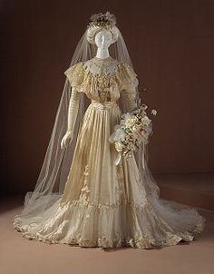 consuelo vanderbilt wedding | Dated Images from 1905--love the bottom of the gown Antique Wedding Dress, Edwardian Wedding Dress, Antique Wedding Dresses, Gaun Abad Pertengahan, Edwardian Wedding, Edwardian Dress, Womens Wedding Dresses, Victorian Wedding, Antique Wedding