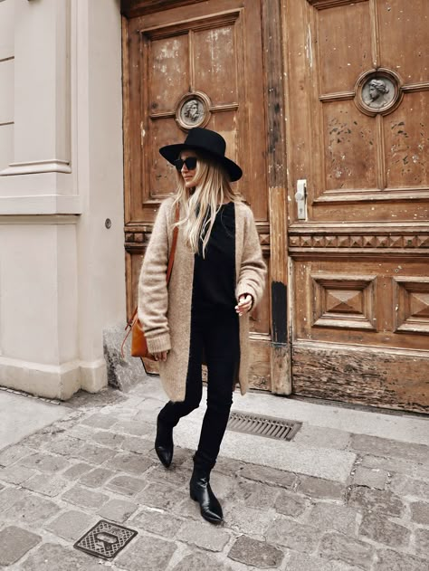 Janessa Leone hat, Acne Studios cardigan, Mansur Gavriel bucket bag. Via Mija Janessa Leone Hat, Estilo Hipster, Black And White Outfit, Millennials Fashion, Janessa Leone, Hat Outfit, Fashion Trends Winter, Mansur Gavriel, Junya Watanabe