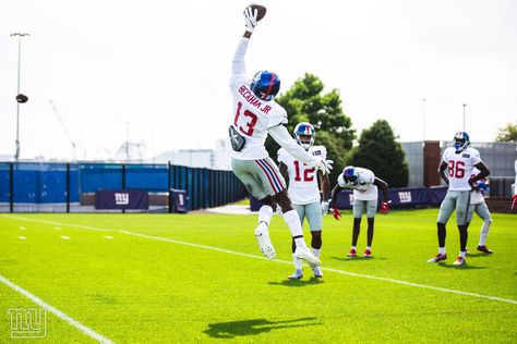 Odell Beckham Jr. one handed practice catch #NYG #OBJ American Football Cleats, Football Swag, Football Wallpapers, Nfl Photos, Odell Beckham, Football Gloves, Odell Beckham Jr, Football Is Life, Beckham Jr