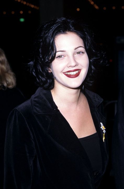 Pin for Later: Here's Proof That Drew Barrymore Is a True Beauty Junkie February 1996 Drew Barrymore Hair, Winona Ryder 90s, Drew Barrymore 90s, Women Rule, 90s Grunge Hair, Hair Evolution, 90s Makeup, Winona Ryder, Drew Barrymore