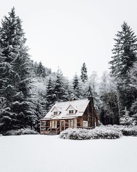 House In The Snow, Snowy Pictures, A Cabin In The Woods, Winter Szenen, Winter Cabin, A Cabin, Winter Magic, Cabin In The Woods, Winter Scenery