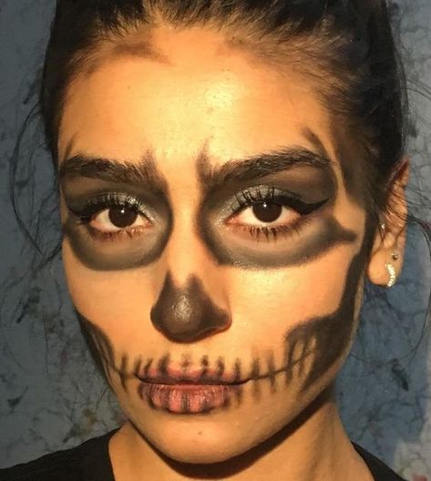 Skeleton Face Paint Halloween, East Skeleton Makeup, Skeleton Make Up Women, Skeleton Makeup Halloween Easy, Easy Face Paint Halloween Women, Halloween Costumes Skeleton Women, Halloween Makeup Easy Skeleton, Skull Make Up Easy, Holloween Makeup Skeleton