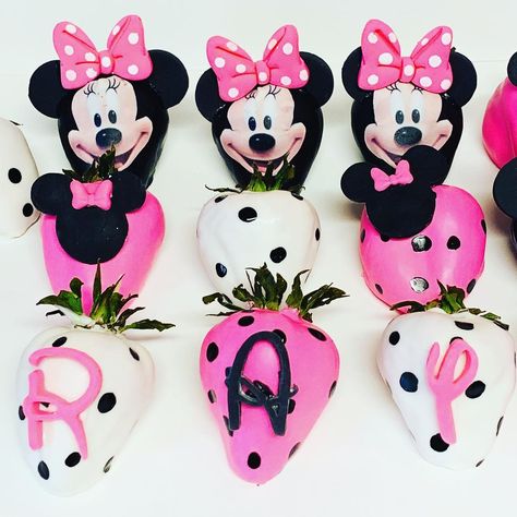 Minnie Mouse Theme Treats #blessfulcreations #mississippitreatmaker #customtreats #minniemouseparty #minniemouse #minniemouseparty… Minnie Mouse Strawberries, Strawberry Recipe, Chocolate Covered Strawberry Recipe, Covered Strawberry, Minnie Mouse Theme, Mouse Party, Mouse Birthday, Minnie Mouse Party, Minnie Mouse Birthday