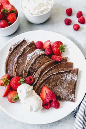 Crepes Presentation Ideas, Valentine Crepes, Crepes Ideas, Crepes Aesthetic, Crepe Chocolate, Chocolate Crepes Recipe, Crepe Recipe, Crepes Recipe, Chocolate Crepes