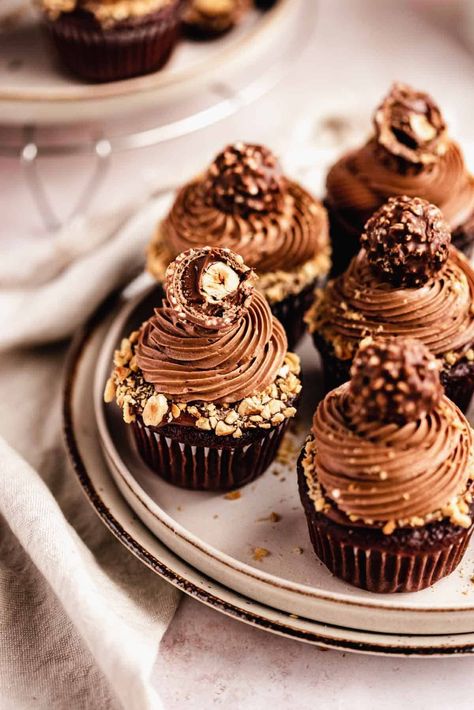 Ferrero Rocher Cupcakes, Nutella Ice Cream, Nutella Frosting, Nutella Buttercream, Chocolate Cupcakes Moist, Ferrero Rocher Chocolates, Gourmet Cupcakes, Cupcake Flavors, Chocolate Nutella