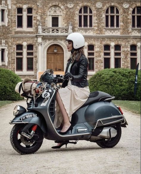 Vespa Gtv, Classic Vespa, Scooter Custom, Vespa Gts, Vespa Lambretta, Vespa Vintage, Scooter Girl, Vespa Scooters, Motorcycle Bike