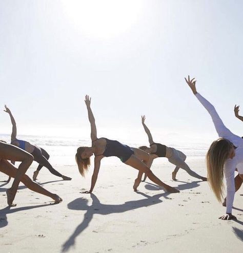 Pilates On The Beach, Yoga By The Beach, Beach Yoga Aesthetic, Beach Yoga Poses, Yoga On Beach, Beach Pilates, Photo Yoga, Yoga On The Beach, Fitness Retreat