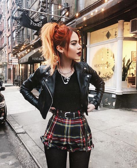 Vintage shopping in the city 😍 Punk New Years Eve Outfit, Luanna Perez, Look Grunge, Art Outfits, Vintage Shopping, Rock Outfits, Punk Outfits, Alternative Outfits, Dope Outfits