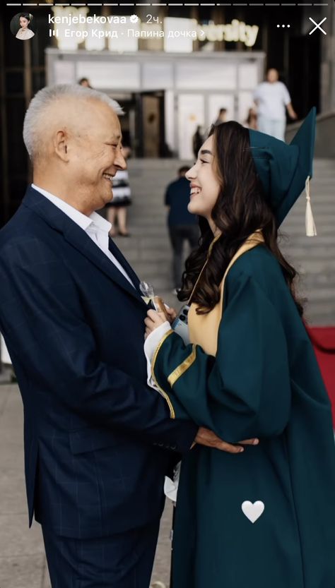 Father Daughter Photos Older Aesthetic, Graduation Pics With Parents, Father Daughter Graduation Pictures, Pre Convo Photoshoot Idea, Graduation Pictures With Parents, Father Daughter Poses, Couple Graduation Pictures, Senior Year Diy, Father Daughter Photos