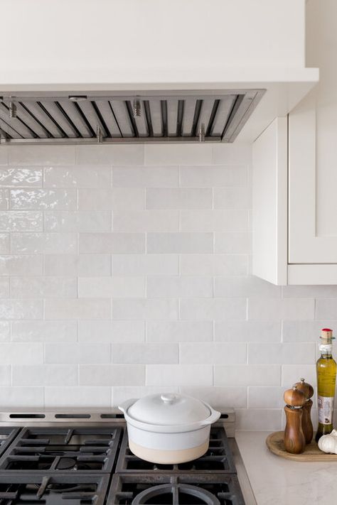 Backsplash For White Cabinets, Kitchen Vibes, Kitchen Revamp, Trendy Bathroom Tiles, Kitchen Plan, Cabinets Makeover, White Kitchen Backsplash, Kitchen Decor Inspiration, White Kitchen Remodeling