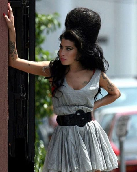 Amy❤️ on Instagram: “Imagine looking like this when you just watch something random😍 • • ’Tears Dry On Their Own’ music video recording in Los Angeles 2007 •…” Tears Dry On Their Own, Amy Wine, Back In 2002, Amy W, Amazing Amy, Pop Girlies, Rhythm And Blues, Amy Winehouse, Dead Sea