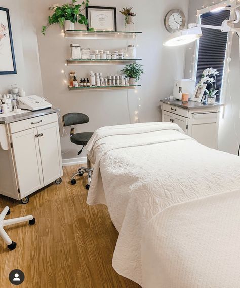 Solo Esthetician Room, Spa Room Design, Spa Room Ideas Estheticians, Esthetician Room Supplies, Solo Esthetician, Beauty Esthetician, Spa Room Ideas, Decor Spa, Home Spa Room