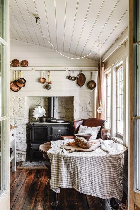 Country Style Magazine, Country Style Dining Room, Simple Cottage, City Farmhouse, European Cottage, Cottage Interior, Country Interior, Cottage Interiors, Rustic Cottage