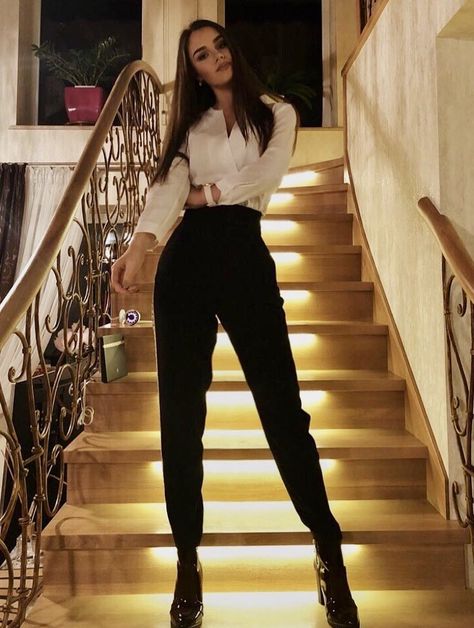 Ceo Outfit Woman Boss Classy, Female Boss Aesthetic Outfits, Ceo Outfit Woman Boss Aesthetic, Women In Suits Aesthetic Mafia, Power Dressing Women Boss Lady Classy, Badass Business Women Aesthetic, Mafia Boss Outfit Woman, Mafia Outfit Women Aesthetic, Female Mafia Outfit