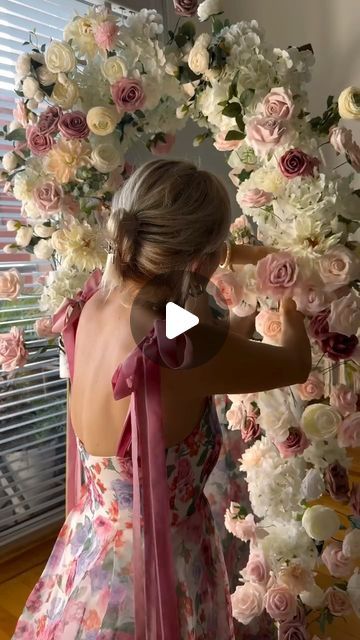 @katty_ferretti on Instagram Diy Floral Backdrop Birthday, Pool Noodle Floral Arrangement, Faux Flower Arch, Pool Noodle Flower Arrangement, Doorway Arches, Fairytale Party Theme, Floral Party Theme, Fancy Decorations, Diy Swag