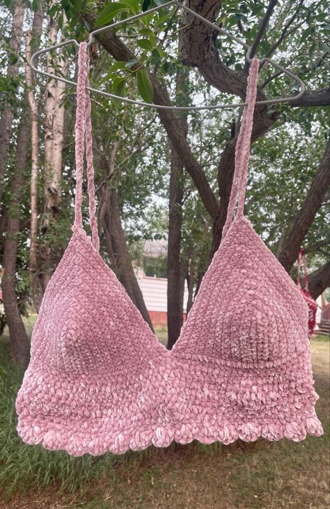 Pink velvet crochet top. #crochet #crochetbralette #pinkcrochet #crochetclothingandaccessories Velvet Yarn Crochet Top, Crochet Velvet Top, Velour Crochet, Velvet Crochet, Cheese Danish, Velvet Yarn, Crochet Bralette, Peachy Keen, Crochet Things