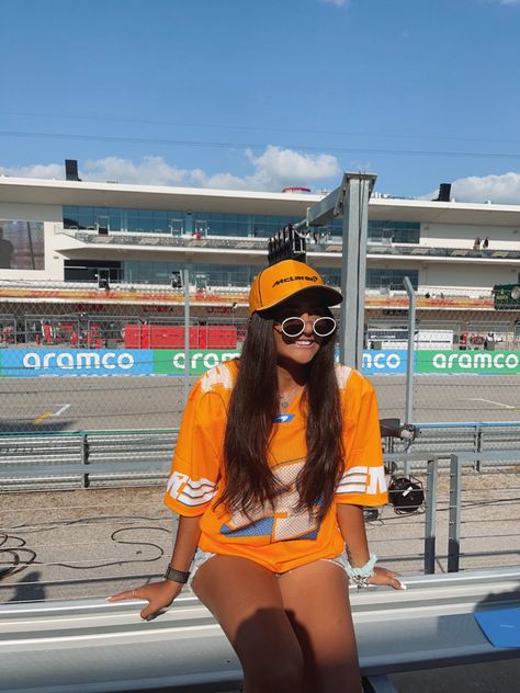 Mclaren Outfit Ideas, Mclaren Girl Aesthetic, Mclaren Outfit Women, F1 Race Outfit, F1 Race Outfit For Women, Veuve Clicquot Aesthetic, Cota F1, Mclaren Outfit, F1 Outfit For Women