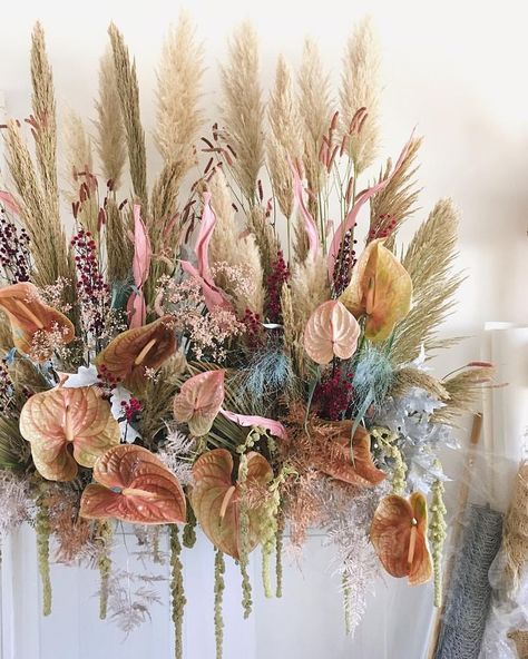 Shelena в Instagram: «Pastel-hued Pampas Gardens made for @skinsmithsuk @theisleofyoudesign 💕 . . . . #bloaumstudio #londonflorist #floralstyling #modernflorals…» Bridal Show Booths, Minimalist Dekor, Fleurs Diy, Boho Inspiration, Flower Installation, Floral Trends, Floral Arrangements Wedding, Deco Floral, Dried Floral