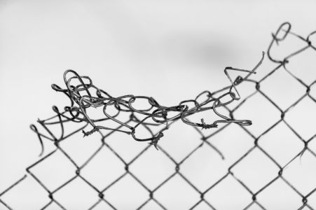 Fixing a damaged chain link fence doesn't have to be a big expense. Do it without the professional price tag. Chain Link Fence Gate, Chain Fence, Fence Repair, Black Fence, Natural Fence, Front Fence, Living Fence, Rail Fence, Front Yard Fence