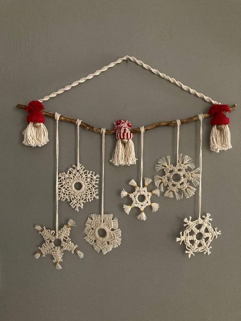 Christmas Macrame Ideas, Diy Macrame Christmas Ornaments, Xmas Macrame, Macrame Christmas Decorations, Macrame Xmas, Macrame Ornaments, Christmas Macrame, Simpul Makrame, Macrame Christmas