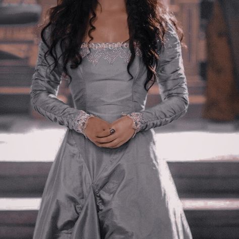 Susan Pevensie, Medieval Aesthetic, Princess And The Pauper, Royalty Aesthetic, Royal Aesthetic, Fantasy Magic, Fantasy Dresses, Royal Dresses, Medieval Dress