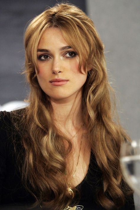 With the help of extensions, Knightley wore her hair in a long, wavy style for the Pride and Prejudice premiere at the Toronto International Film Festival. Elisabeth Swan, Keira Knightley Hair, Keira Knightly, Wavy Style, Long Hair With Bangs, Keira Knightley, Amanda Seyfried, Irina Shayk, Natalie Portman