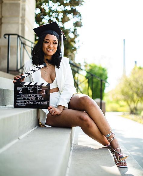 Graduation Photo Ideas, Grad Picture Ideas, Graduation Pic Ideas, Nursing Graduation Pictures, College Graduation Photoshoot, Graduation Look, College Graduation Photos, Graduation Photography Poses, Graduation Poses