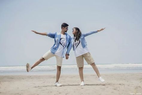 Poses Ideas For Couples, Sunset Photoshoot Ideas, Pre Wedding Photoshoot Beach, Easy Poses, Couples Beach Photography, Pre Wedding Photoshoot Props, Beach Poses For Couples, Pre Wedding Photoshoot Outfit, Pre Wedding Videos