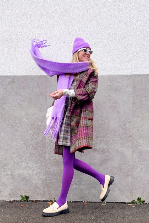 Girl with blond hair wearing a purple plaid coat, plaid dress, purple beanie, white cat-eye sunglasses, oversized purple scarf, purple colorful tights, faux fur bag and chunky loafers. Purple Scarf Outfit, Purple Tights Outfit, Purple Faux Fur Coat, Colorful Tights, Colorful Street Style, Purple Beanie, Purple Tights, Fashion Reels, Beanie Outfit