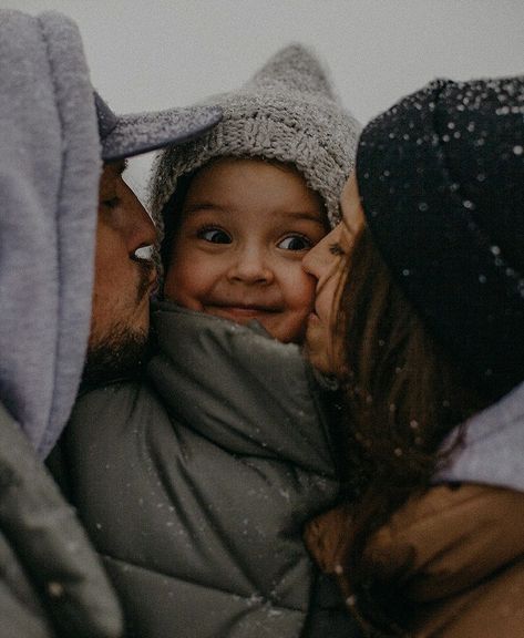 Toddler Summer Fashion, Winter Family Photoshoot, Mom Products, Baby Aesthetic, Christmas Family Photoshoot, Winter Family Photos, Family Photos With Baby, Family Photoshoot Poses, Family Holiday Photos