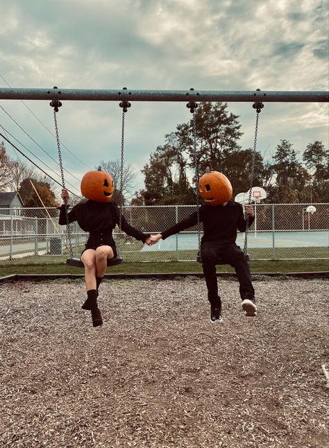 Couple Spooky Season, Summerween Party Costume, Cool Photos To Recreate, Aesthetic Couples Photoshoot, Halloween Couple Photoshoot Ideas, Fotos Halloween Aesthetic, Couples Halloween Photoshoot Ideas, Bestie Halloween Photoshoot, Cute Halloween Photoshoot