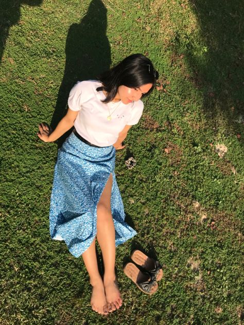 Photo Poses With Skirt, Maong Skirt, Skirt Outfit Summer, Ootd Poses, Beach Inspo, Poses Women, Solo Photo, Fits For Summer, Long Skirt Outfits