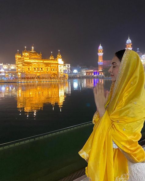 Golden Temple Amritsar, Travel Pose, Temple Photography, Temple Pictures, Travel Pictures Poses, Golden Temple, Kiara Advani, Good Poses, Creative Instagram Photo Ideas