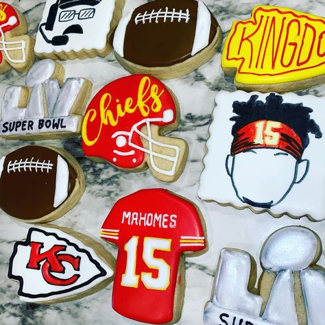 Chiefs Cookies Decorated, Chiefs Sugar Cookies, Chiefs Food, Chiefs Cookies, Superbowl Cookies, Jersey Cookies, Super Bowl Cookies, Kelce Chiefs, Cookie Platters