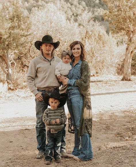 Christmas Family Photos Western, Western Family Pictures With Kids, Western Family Pictures Outfits, Cowboy Family Pictures, Rusty Wright, Western Family Pictures, Country Family Photos, Western Family Photos, Cowboy Family