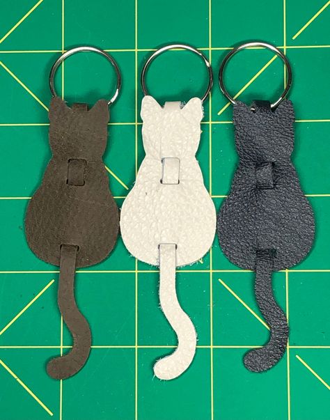 Leather Cat Keychain, Leather Crafts Cricut, Diy Leather Keychain, Leather Craft Ideas, Diy Leather Gifts, Leather Keychain Diy, Leather Goodies, Leather Keychains, Diy Leather Projects