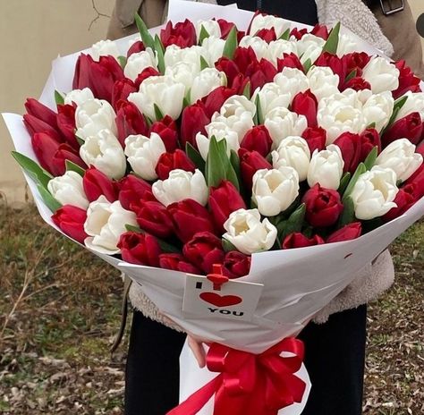 Rose And Tulips Bouquet, Tulip Rose Bouquet, Red Tulips Bouquet, Pretty Flowers Pictures, Flower Shop Decor, Luxury Flower Bouquets, Fresh Flower Bouquets, Red Rose Bouquet, Boquette Flowers