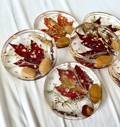 Leaf In Resin, Resin Fall Ideas, Fall Epoxy Crafts, Resin Fall Crafts, Fall Coasters Resin, Fall Resin Art, Sunflower Resin Coaster, Diy Coasters Resin, Resin Coasters Flowers